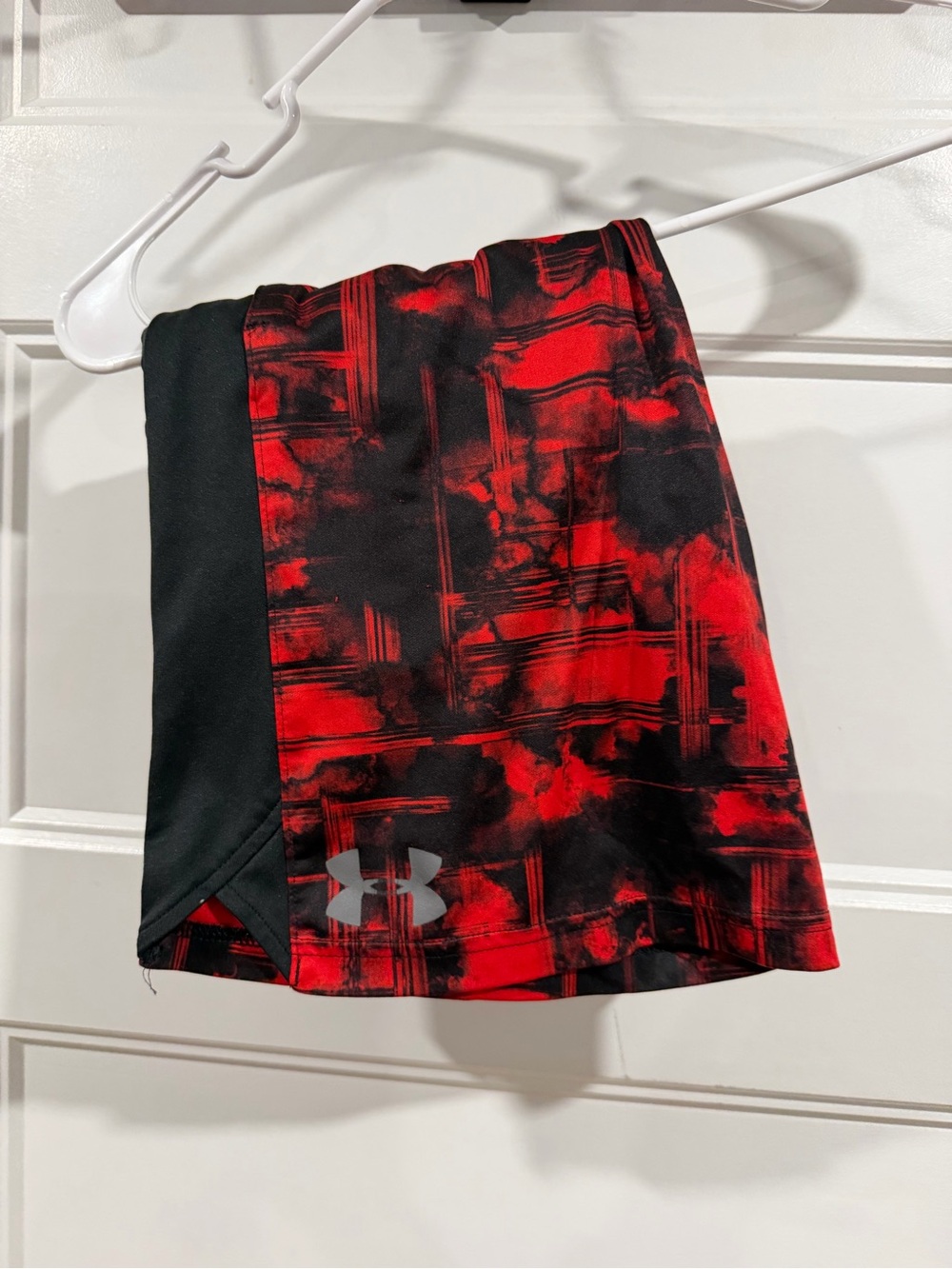 Under Armour Boys HeatGear Red Black Printed Athletic Shorts Youth Medium